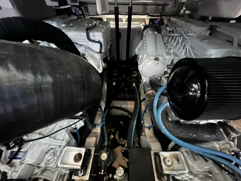 Slide: The Image of Sea Ray Fly 400 2017 - 84