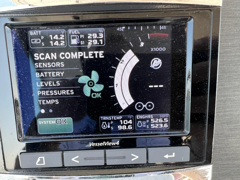 Slide: The Image of Sea Ray Fly 400 2017 - 85