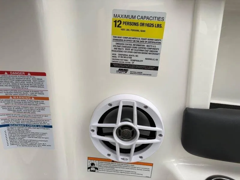 Slide: The Image of Chaparral 21 SSi Ski & Fish 2025 - 38