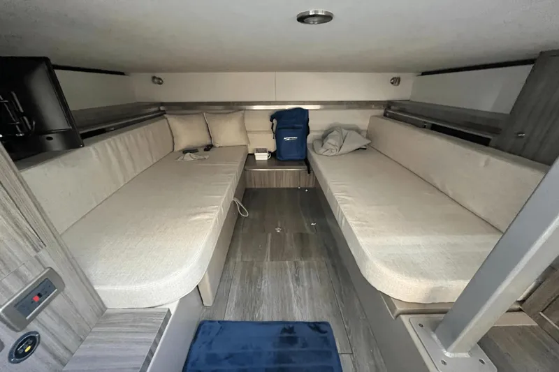 Slide: The Image of Sea Ray 320 Sundancer 2024 - 10