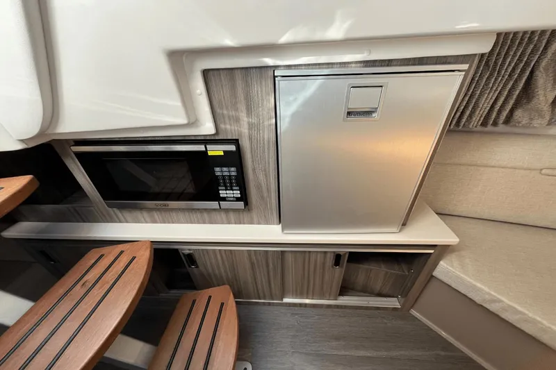 Slide: The Image of Sea Ray 320 Sundancer 2024 - 12