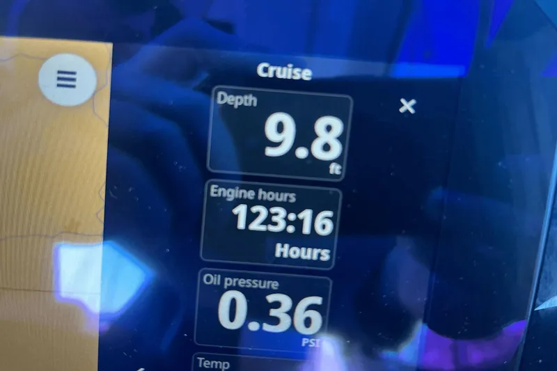 Slide: The Image of Sea Ray 320 Sundancer 2024 - 15