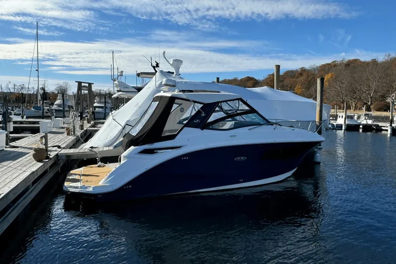 Slide: The Image of Sea Ray 320 Sundancer 2024 - 2