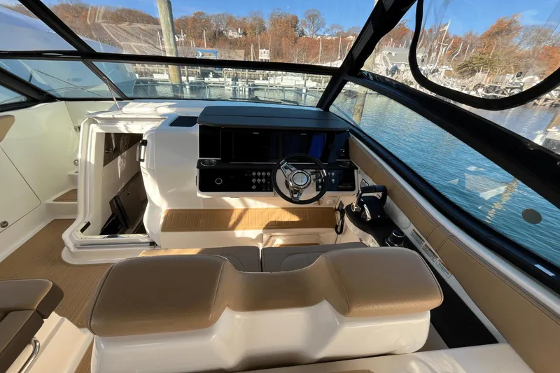 Slide: The Image of Sea Ray 320 Sundancer 2024 - 7