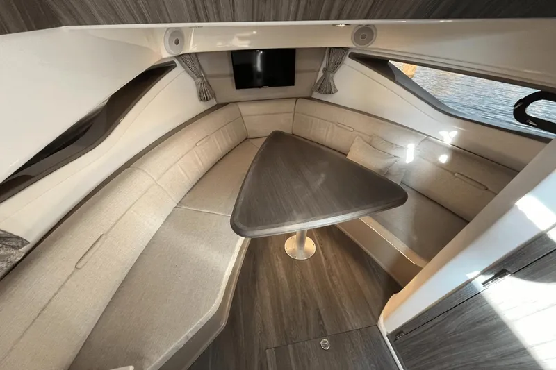 Slide: The Image of Sea Ray 320 Sundancer 2024 - 9