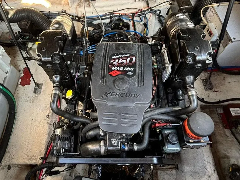 Slide: The Image of MerCruiser 350 MAG MPI engine in 2006 Sea Ray 240 Sundancer boat. - 15