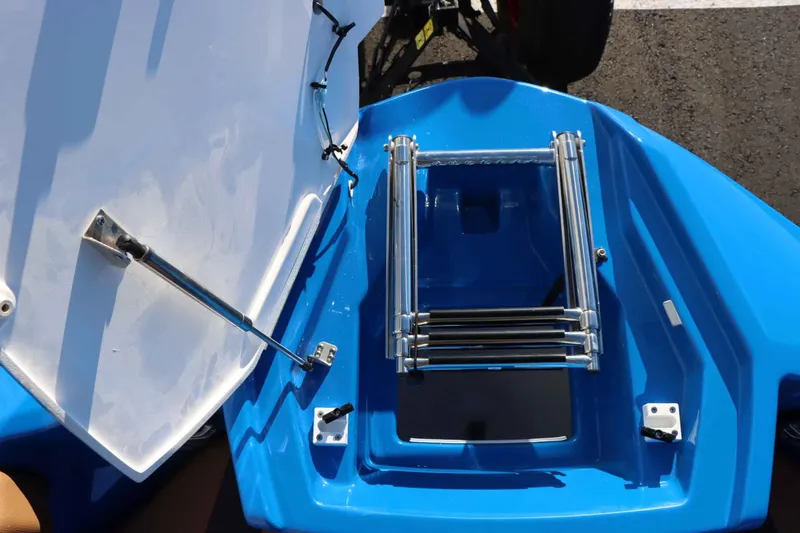 Slide: The Image of 2025 Yamaha Boats 222XD with open hatch and stainless steel ladder. - 22