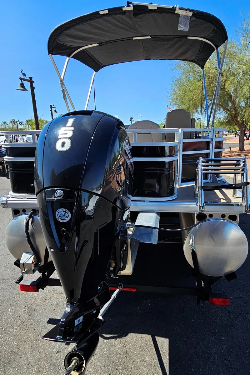 Slide: The Image of Sun Tracker SportFish 22 DLX 2024 - 2