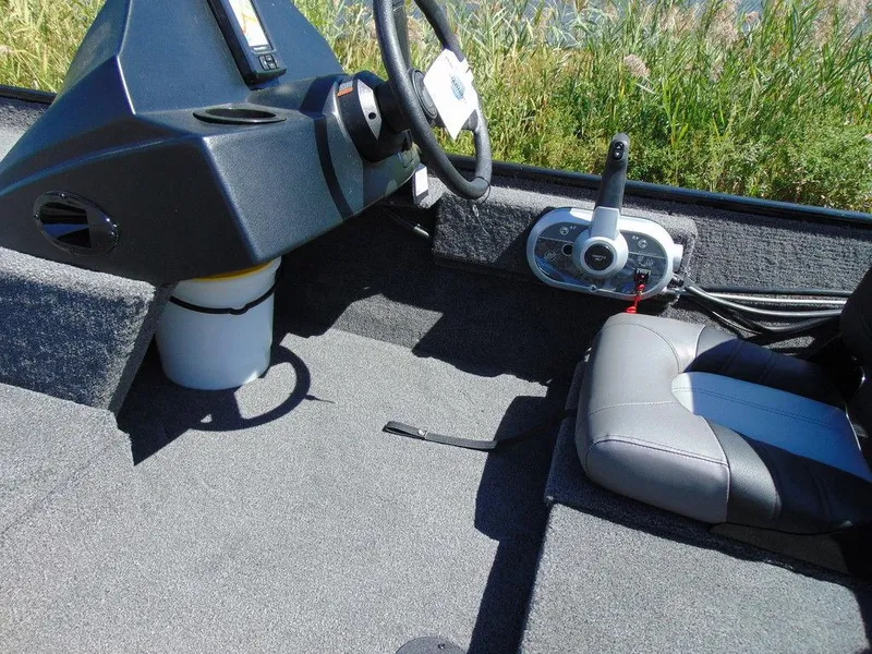 Slide: The Image of Crestliner 1700 Storm 2025 - 6