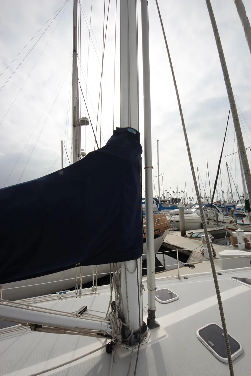 Slide: The Image of 1993 Catalina 42 MKI sailboat mast and boom in marina setting. - 29