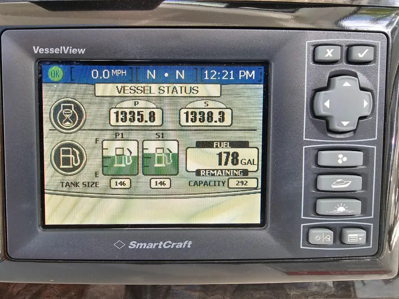 Slide: The Image of SmartCraft VesselView display on 2012 Sea Ray SUNDANCE showing vessel status and fuel information. - 4