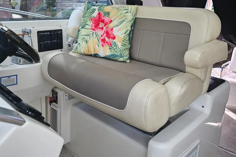 Slide: The Image of Captain's seat on 2012 Sea Ray SUNDANCE boat with floral cushion. - 8
