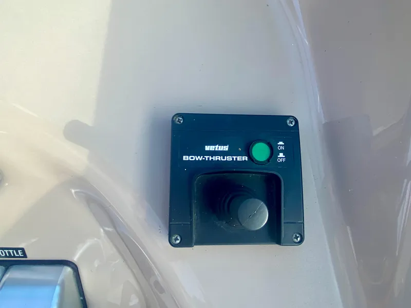 Slide: The Image of Bow thruster control panel on 2001 Sea Ray 510 Sundancer yacht. - 34