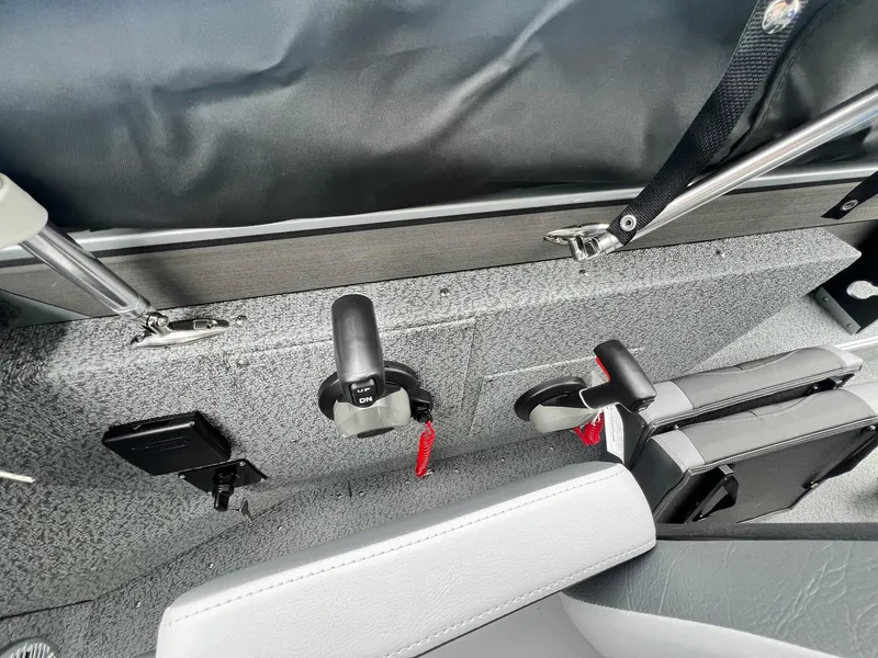 Slide: The Image of Starcraft Fishmaster 196 2025 - 16