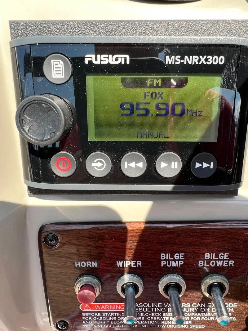 Slide: The Image of Fusion MS-NRX300 radio on 2006 Sea Ray 200 Sundeck, tuned to 95.9 FM. - 4