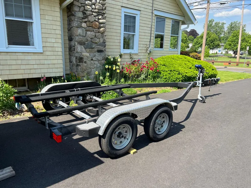 Slide: The Image of Trailer for 2006 Sea Ray 200 Sundeck parked on driveway near house. - 6