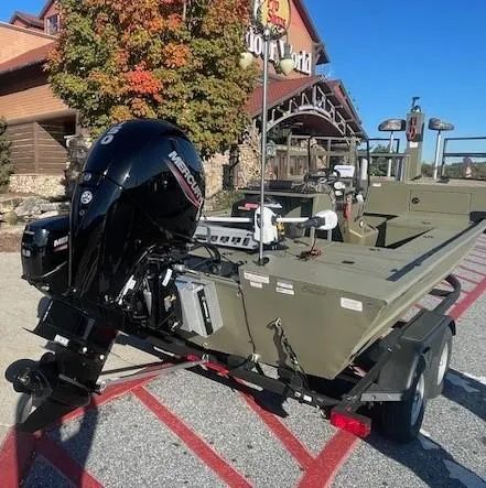 Slide: The Image of 2025 Tracker Grizzly 2072 CC Sportsman Kicker boat with Mercury outboard motor. - 3