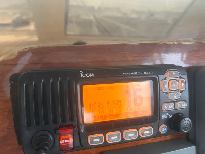 Slide: The Image of VHF marine radio on 2004 Mainship 30 Pilot II Express Cruiser dashboard. - 26