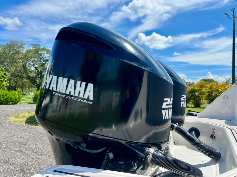 Slide: The Image of Robalo R272 Center Console 2021 - 51