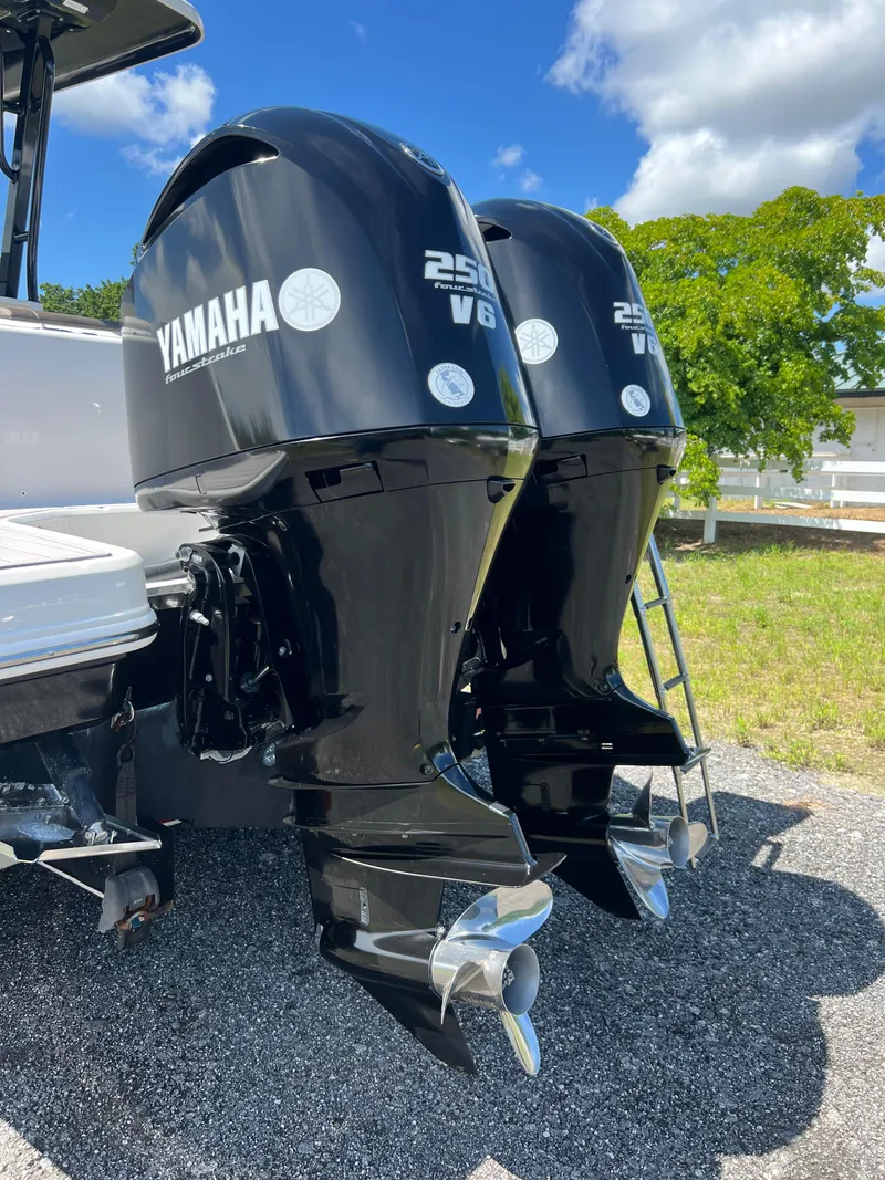 Slide: The Image of Robalo R272 Center Console 2021 - 54