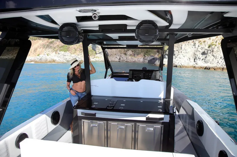 Slide: The Image of 2025 Ranieri CAYMAN 45.0 Cruiser on clear blue water, featuring modern interior design. - 9