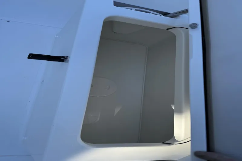 Slide: The Image of Boston Whaler 170 Montauk 2025 - 17