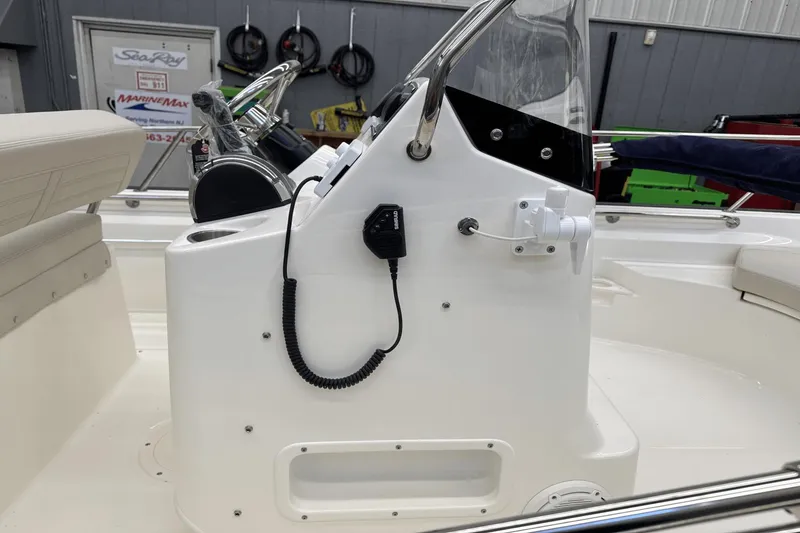 Slide: The Image of Boston Whaler 170 Montauk 2025 - 23