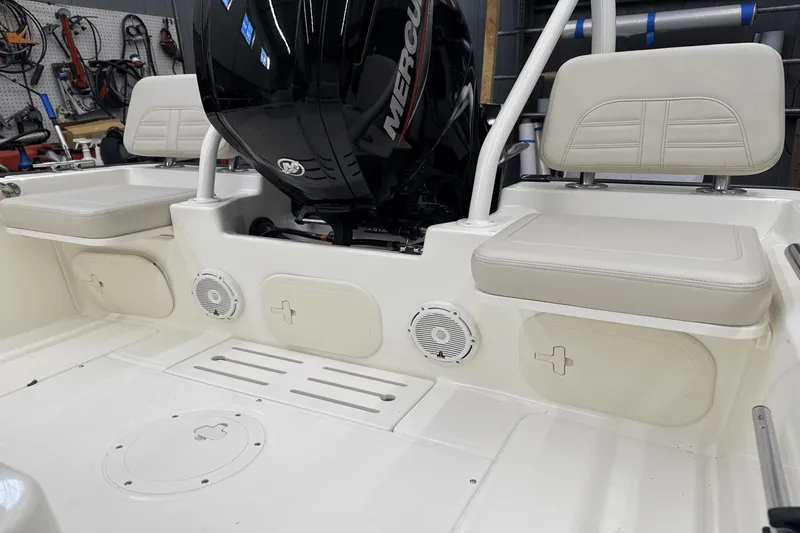 Slide: The Image of Boston Whaler 170 Montauk 2025 - 24