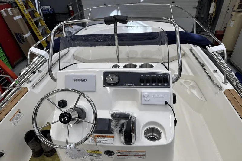 Slide: The Image of Boston Whaler 170 Montauk 2025 - 28
