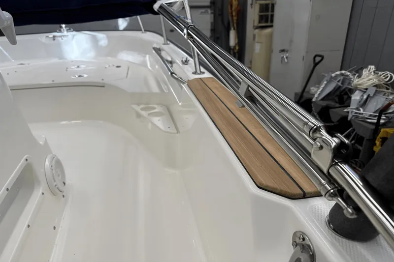 Slide: The Image of Boston Whaler 170 Montauk 2025 - 33