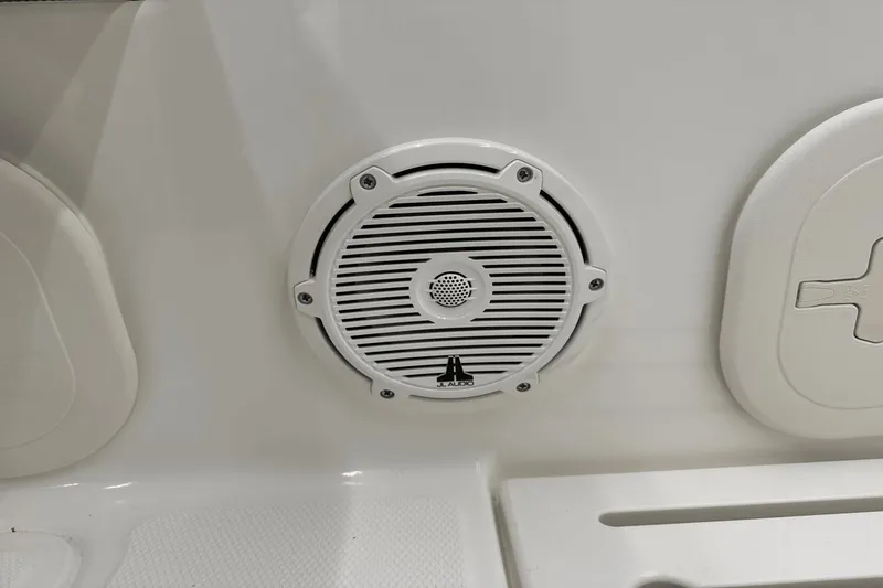 Slide: The Image of Boston Whaler 170 Montauk 2025 - 34