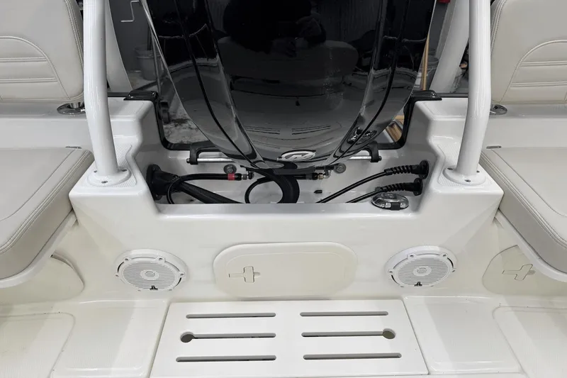 Slide: The Image of Boston Whaler 170 Montauk 2025 - 35