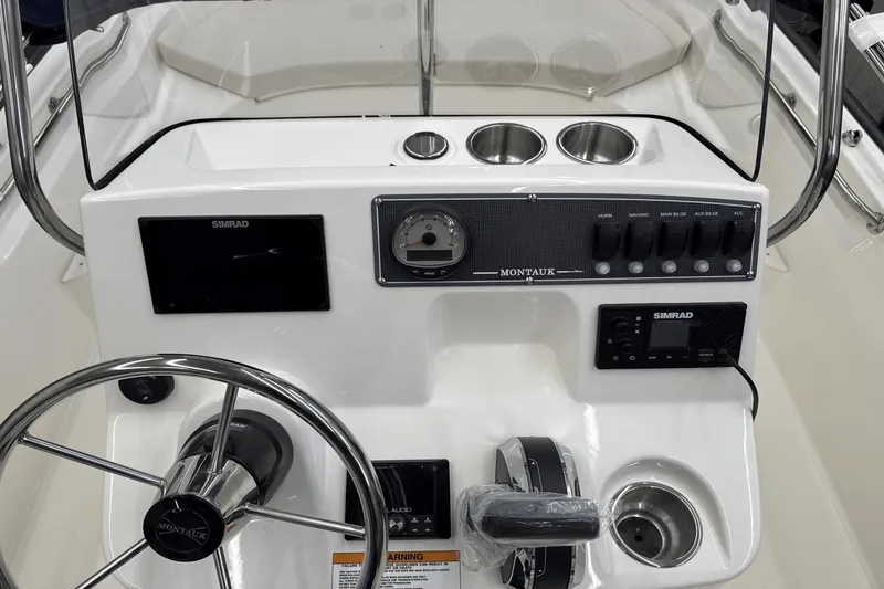 Slide: The Image of Boston Whaler 170 Montauk 2025 - 36
