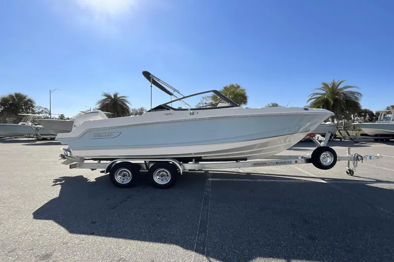 Slide: The Image of Boston Whaler 210 Vantage 2025 - 16