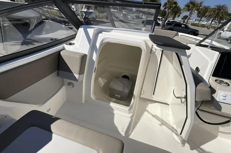 Slide: The Image of Boston Whaler 210 Vantage 2025 - 17