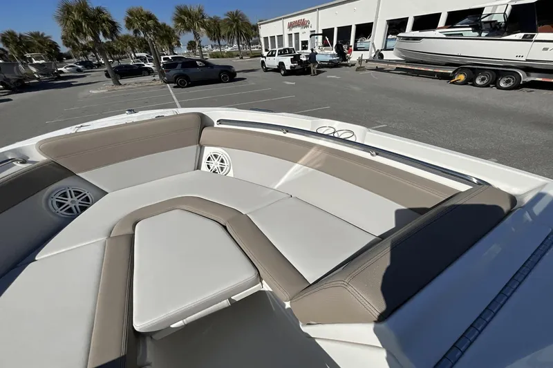 Slide: The Image of Boston Whaler 210 Vantage 2025 - 21