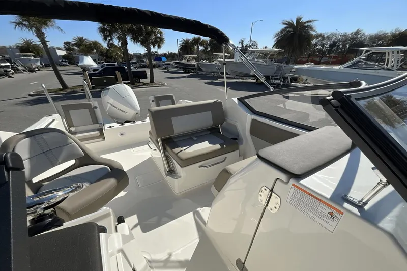 Slide: The Image of Boston Whaler 210 Vantage 2025 - 22