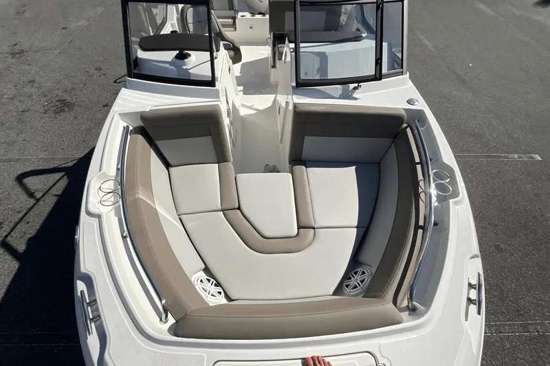 Slide: The Image of Boston Whaler 210 Vantage 2025 - 26