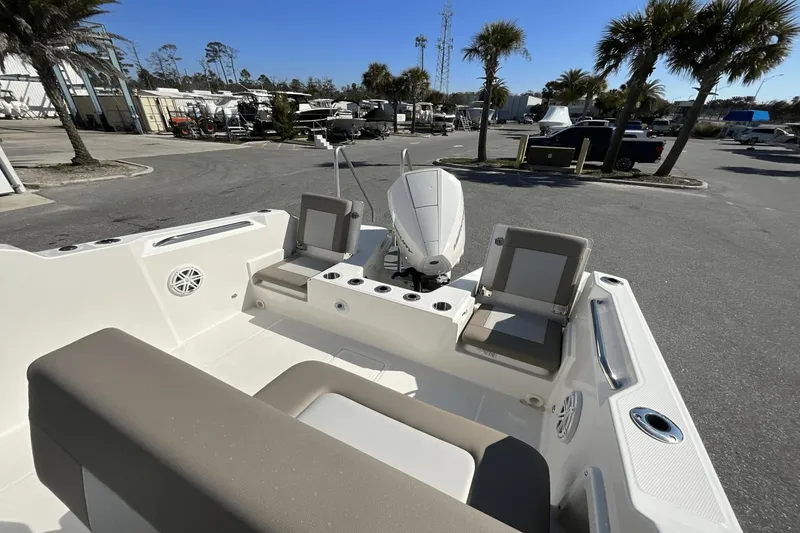 Slide: The Image of Boston Whaler 210 Vantage 2025 - 29
