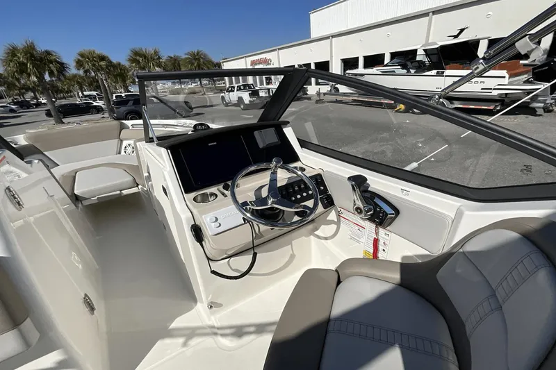 Slide: The Image of Boston Whaler 210 Vantage 2025 - 31