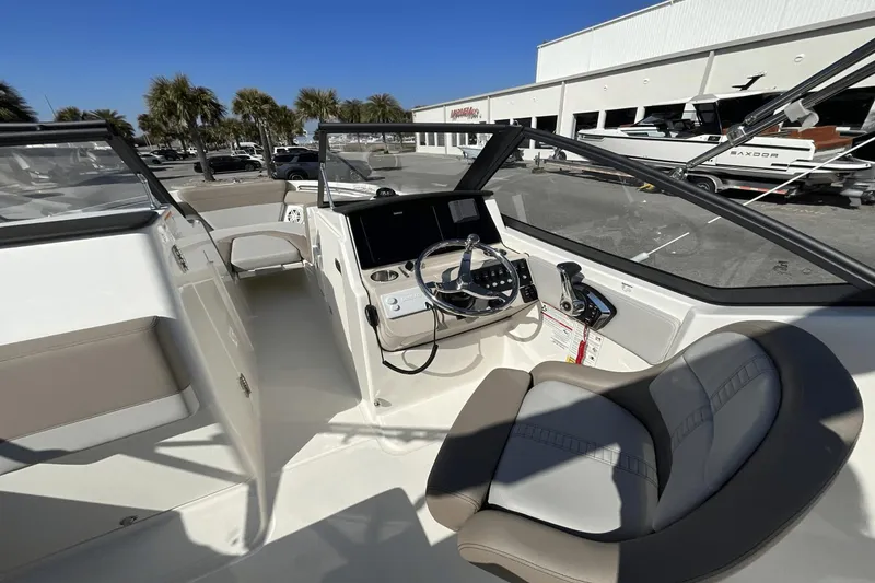 Slide: The Image of Boston Whaler 210 Vantage 2025 - 33