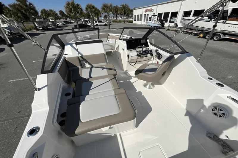 Slide: The Image of Boston Whaler 210 Vantage 2025 - 34
