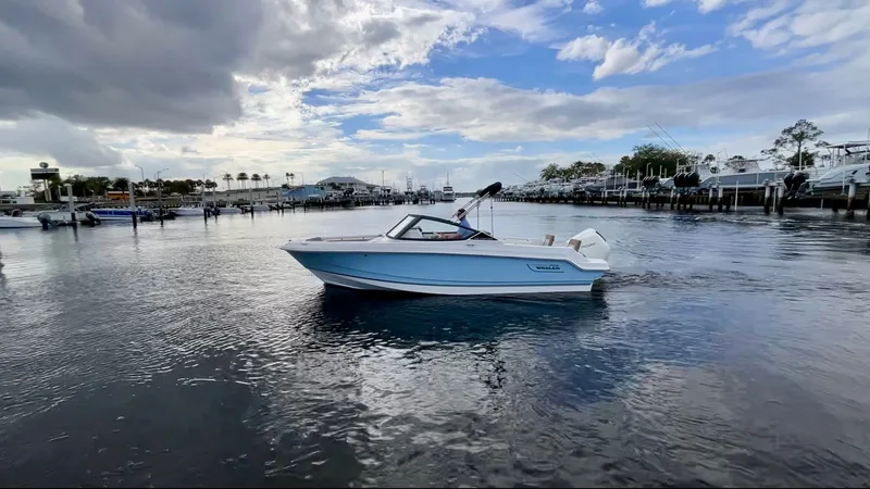Slide: The Image of Boston Whaler 210 Vantage 2025 - 36