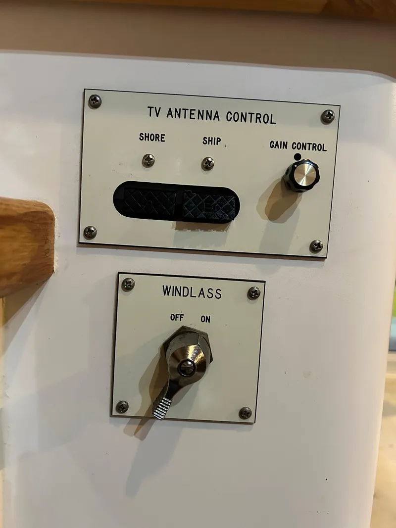 Slide: The Image of Sea Ray 370 Sedan Bridge 1995 - 28