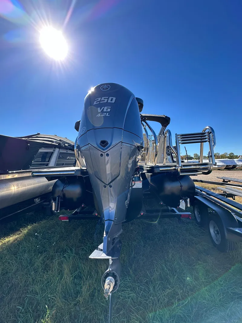 Slide: The Image of 2024 Starcraft RX23QDC 3.0 boat with 250 V6 Jet engine under bright sun. - 30