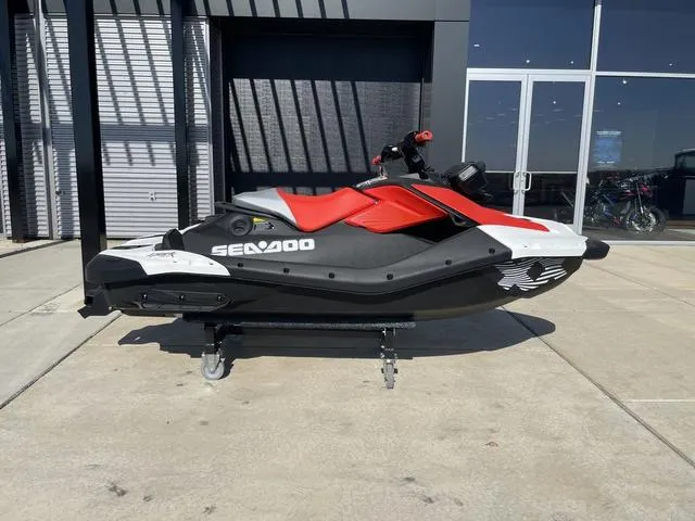 Slide: The Image of Sea-Doo Spark Trixx for 1 2024 - 6
