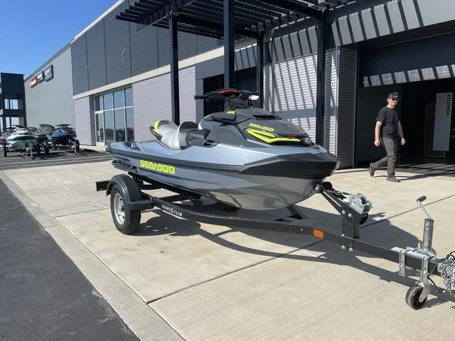 Slide: The Image of Sea-Doo RXT®-X® 325 Ice Metal/MantaGreen 2024 - 4