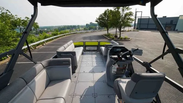 Slide: The Image of Sea-Doo Switch® Cruise 21 - 230 hp Galvanized 2024 - 10