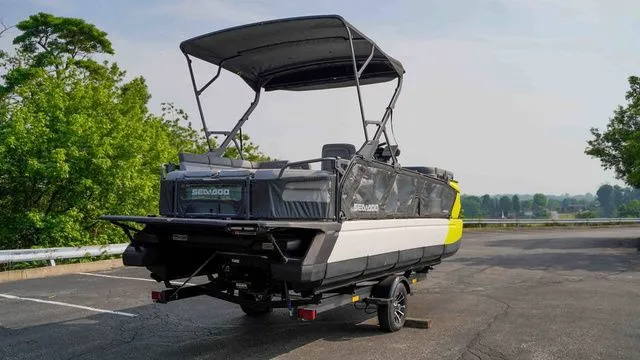 Slide: The Image of Sea-Doo Switch® Cruise 21 - 230 hp Galvanized 2024 - 3