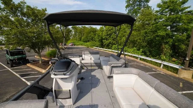 Slide: The Image of Sea-Doo Switch® Cruise 21 - 230 hp Galvanized 2024 - 8